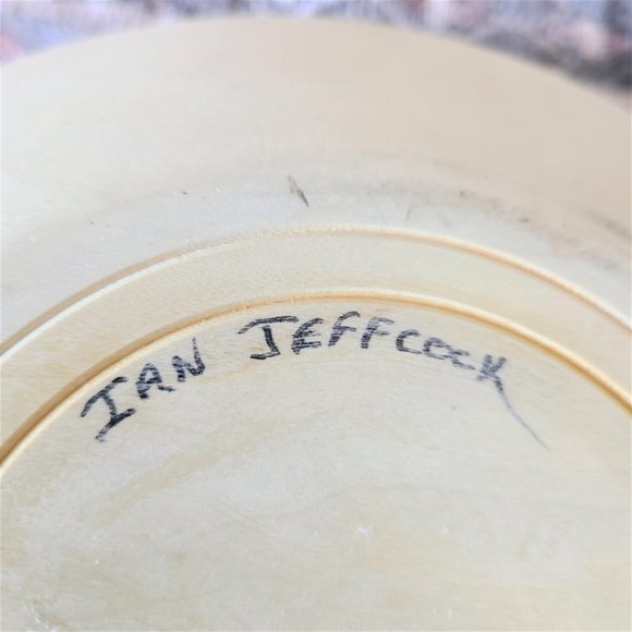 Hand made maple fruit or salad bowl. Signed by Artist. - Picture 8 of 8